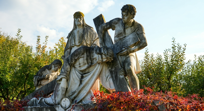 Jzus elesik a kereszttel